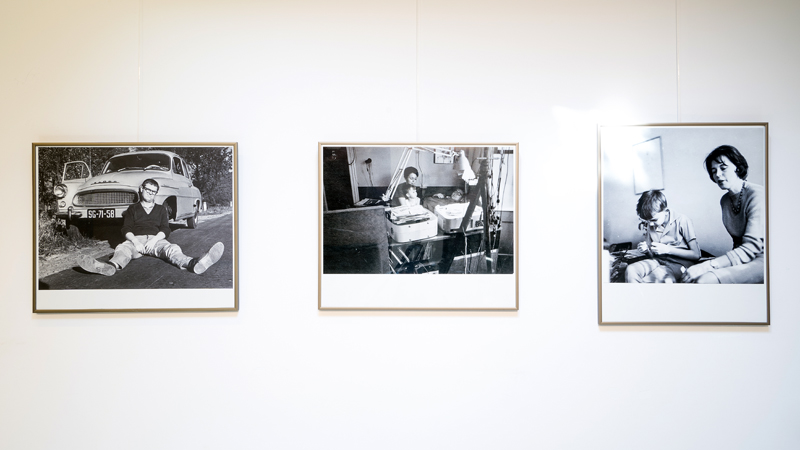 Zdjęcia ukazujące Zdzisława Beksińskiego przy samochodzie oraz z rodziną we wnętrzach domu.