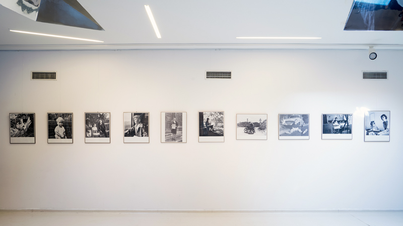 Panoramiczne zdjęcie ukazujące fragment wystawy czarno białych fotografii - scen z życia Zdzisława Beksińskiego.