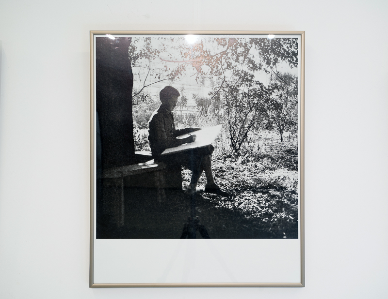 Zdjęcie kilkunastoletniego Zdzisława Beksińskiego szkicującego w ogrodzie sanockiego domu.