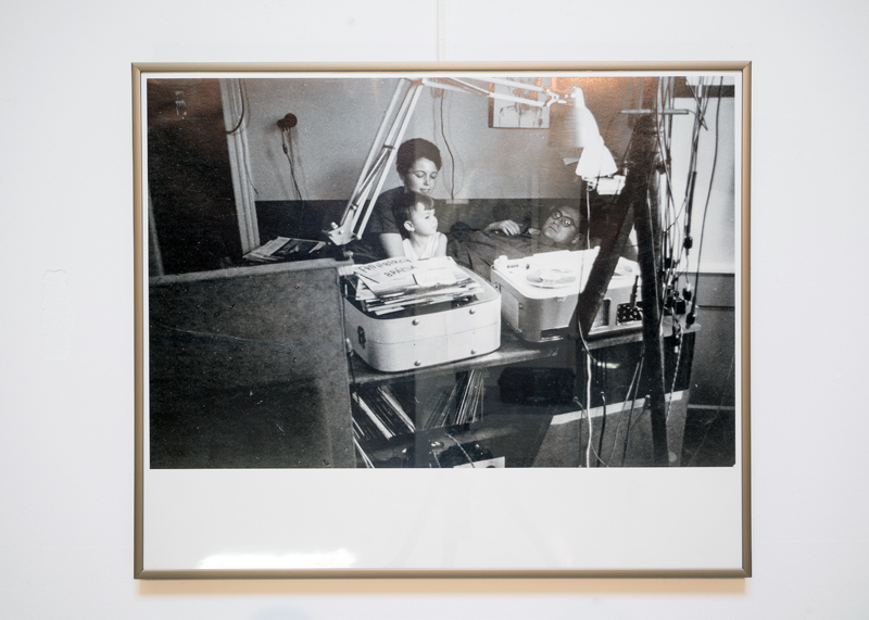 Zdjęcie w domu Beksińskich. Artysta z rodziną – żoną Zofią i synem Tomaszem.