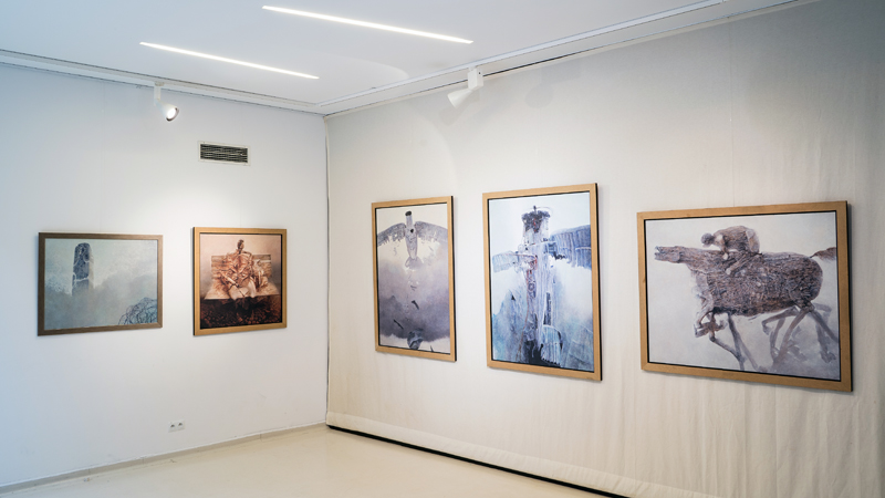 Zdjęcie ukazujące fragment wystawy z obrazami Mistrza będącymi doskonałej jakości reprodukcjami użytymi do scenografii filmu "Ostatnia rodzina"