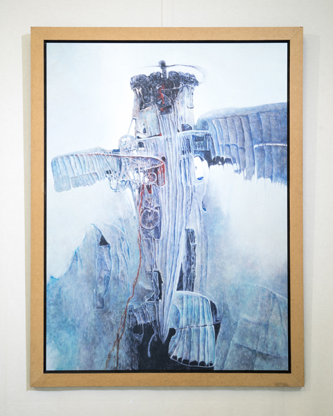 Obraz Artysty ukazujący wrak samolotu. Wizja kojarząca się z katastrofą. Kompozycja ujęta w znak krzyża.