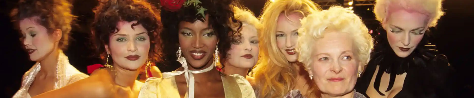 Fotografia ilustrująca wydarzenie: Helena Christensen, Naomi Campbell, Vivienne Westwood and models at a Vivienne Westwood show during Paris fashion week in the 1990s. Photograph: Foc Kan/WireImage; za: https://www.theguardian.com/commentisfree/2022/dec/30/vivienne-westwood-clothes-designer-fashion-women