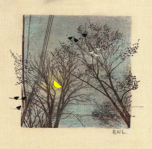 Praca przedstawa obraz malarski przedstawiający drzewa z ptakami siedzącymi na gałęziach. W tle fragment księżyca w kolorze złotym i zmierzchające niebo. Obraowanie obrazu beżowe.