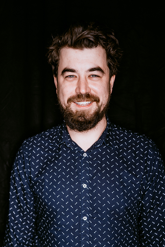 Na zdjęciu portret śmiejącego się autora książki - Kamila Bułaka