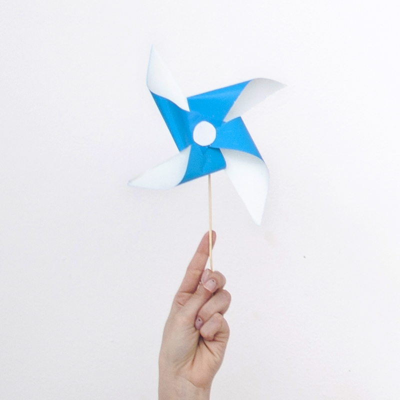Dłoń trzymają ca papierowy wiatrak. Foto: Dominika Dzieniszewska