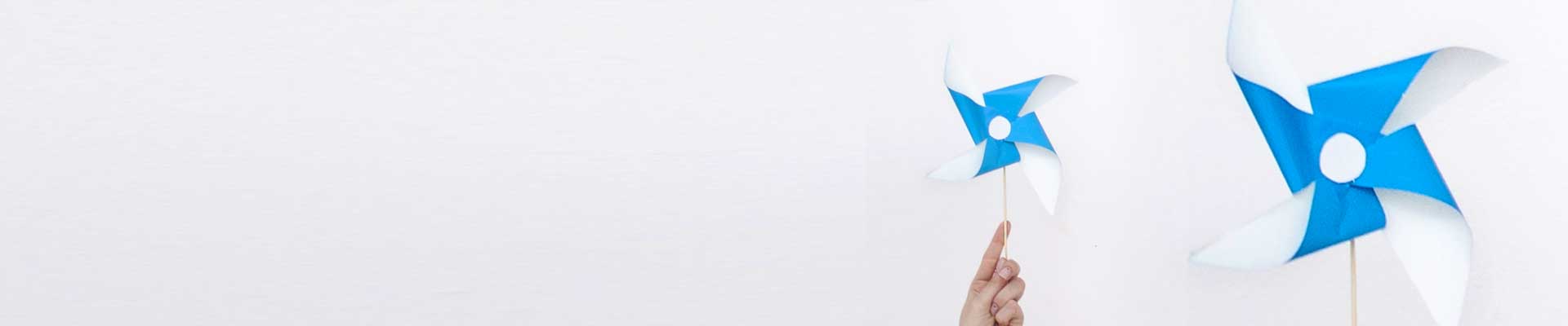 Dłoń trzymają ca papierowy wiatrak. Foto: Dominika Dzieniszewska