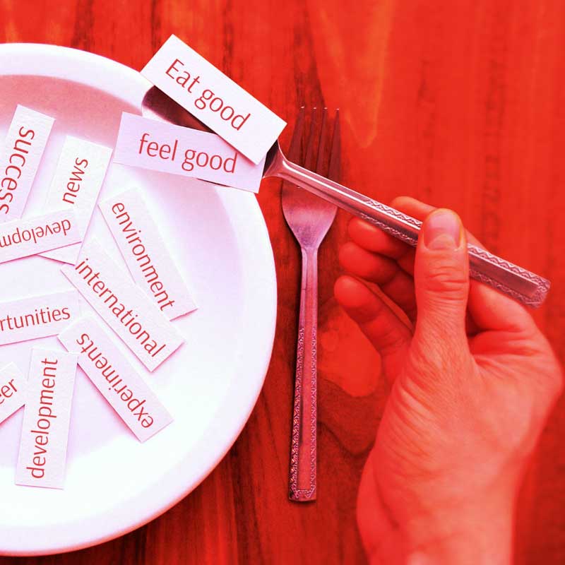 Kwadratowe zdjęcie fragmentów klawiatury fortepianu, nut i leżących na nich słuchawek