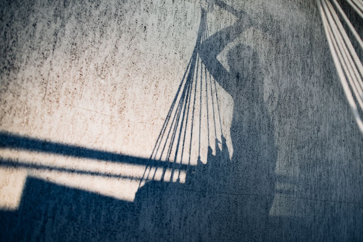 Na zdjęciu widać ścianę na której odbija się cień hamaka i człowieka, który się na nim huśta. Fot. Agnieszka Mocarska