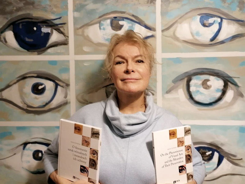 Na zdjęciu Iwona Szmelter z dwoma egzemplarzami swojej książki. Fot. zasoby Moniki Małkowskiej