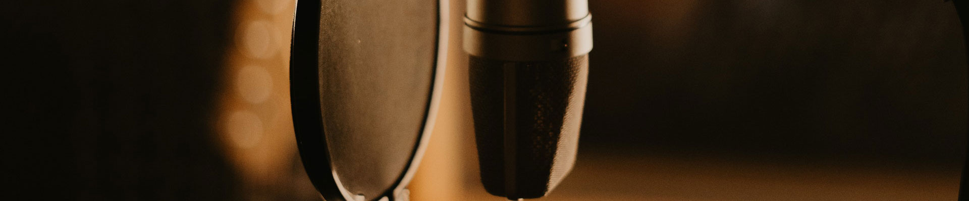 Na zdjęciu zbliżenie mikrofonu w studiu nagrań.