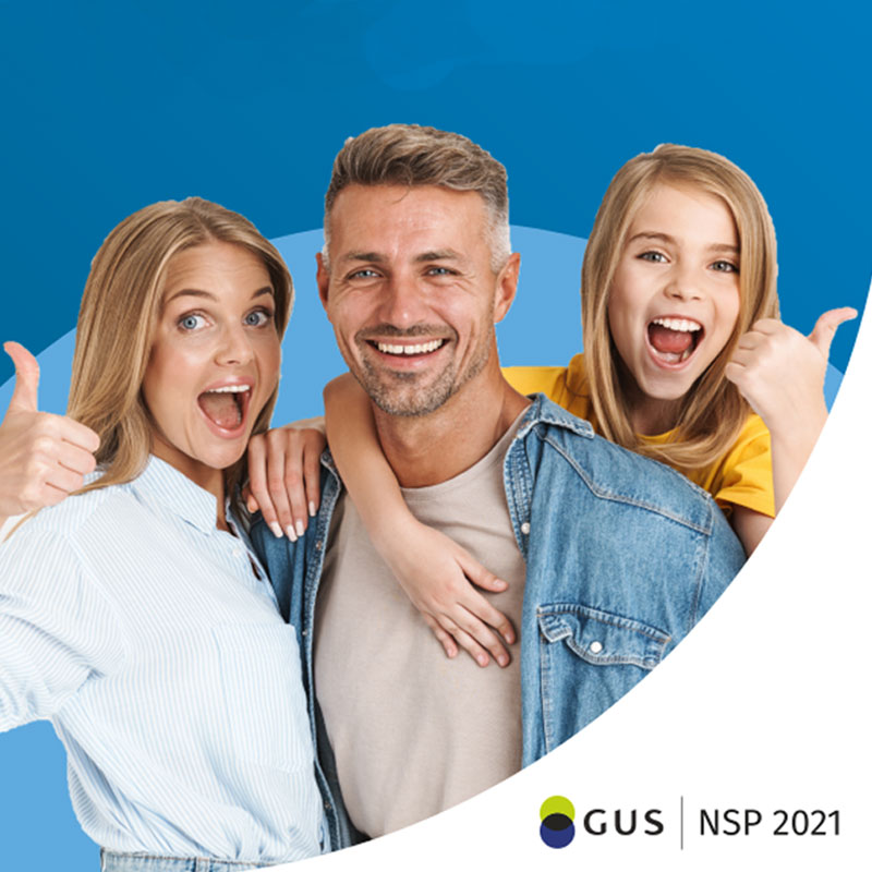 Fragment plakatu informującego o adresie strony internetowej przez którą można wziąć udział w spisie powszechnym; przedstawia kobietę, mężczyznę i dziecko trzymający kciuki w górze.