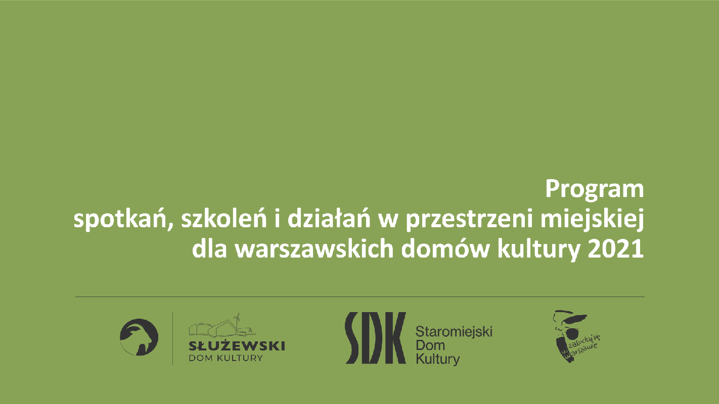 Plansza z logotypami Służewskiego DK, Staromiejskiego Domu Kultury,  oraz Warszawy oraz nad nimi napis: "Program spotkań, szkoleń i działań w przestrzeni miejskiej dla warszawskich domów kultury 2021".