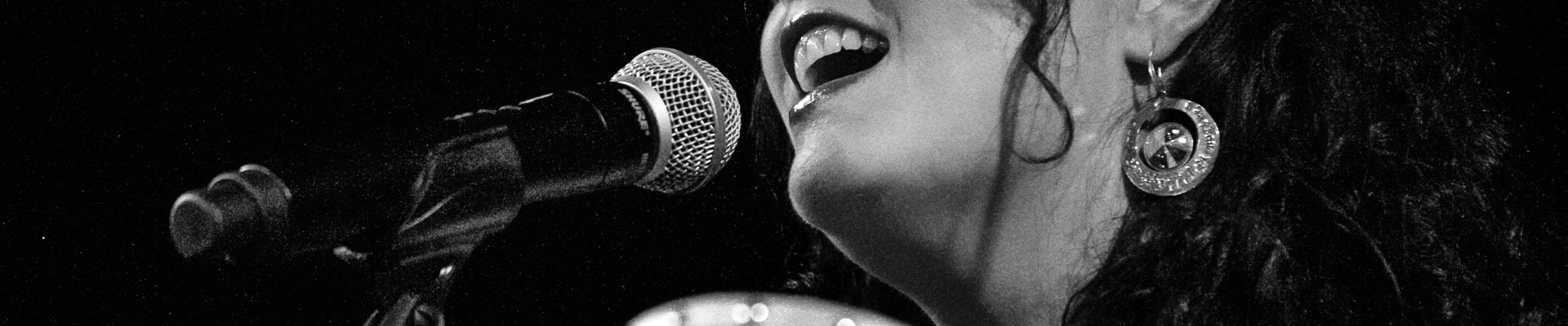 Na czarno białym zdjęciu zbliżenie śpiewającej Anny Riveiro. Fot. Marta Rybicka