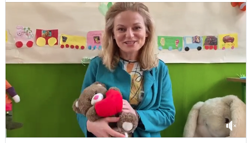 Obrazek - link. Na obrazku zdjęcie, Pani Kamili trzymającej w rękach pluszowego misia z wielkim czerwonym sercem.