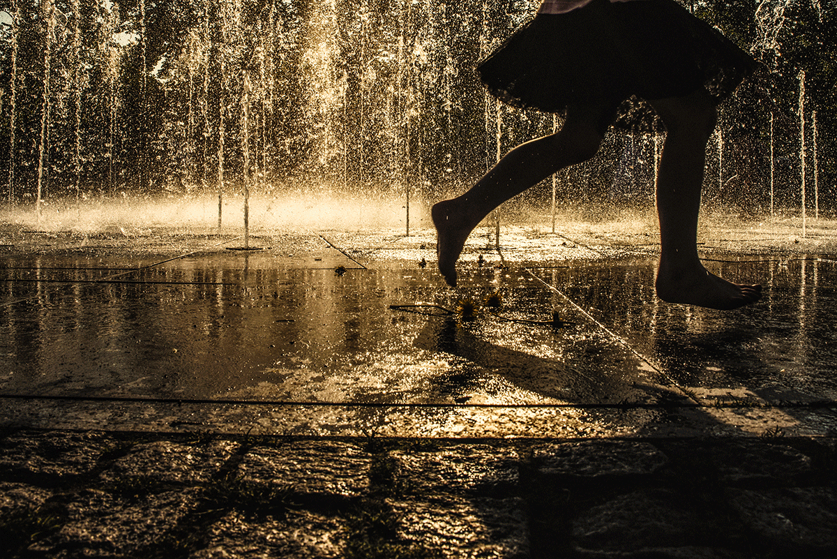 Na zdjęciu widać zarys dwóch nóg w skoku w fontannie. Fot. Agnieszka Mocarska