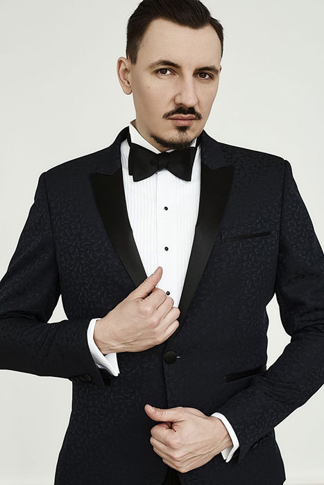 Na zdjęciu Artur Janda w smokingu i muszce. 