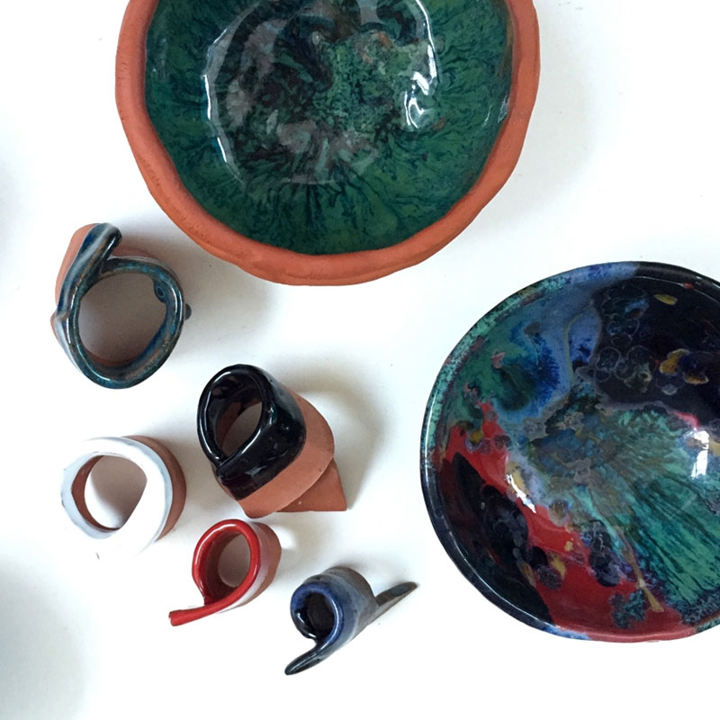 Zdjęcie przedstawia kolorowe ceramiczne miseczki. Fot. Dominika Dzieniszewska