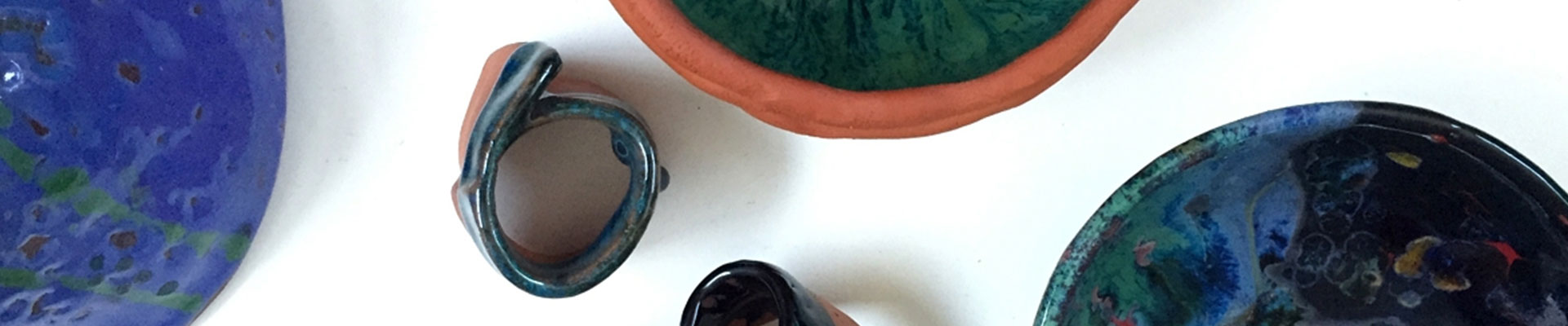 Zdjęcie przedstawia kolorowe ceramiczne miseczki. Fot. Dominika Dzieniszewska