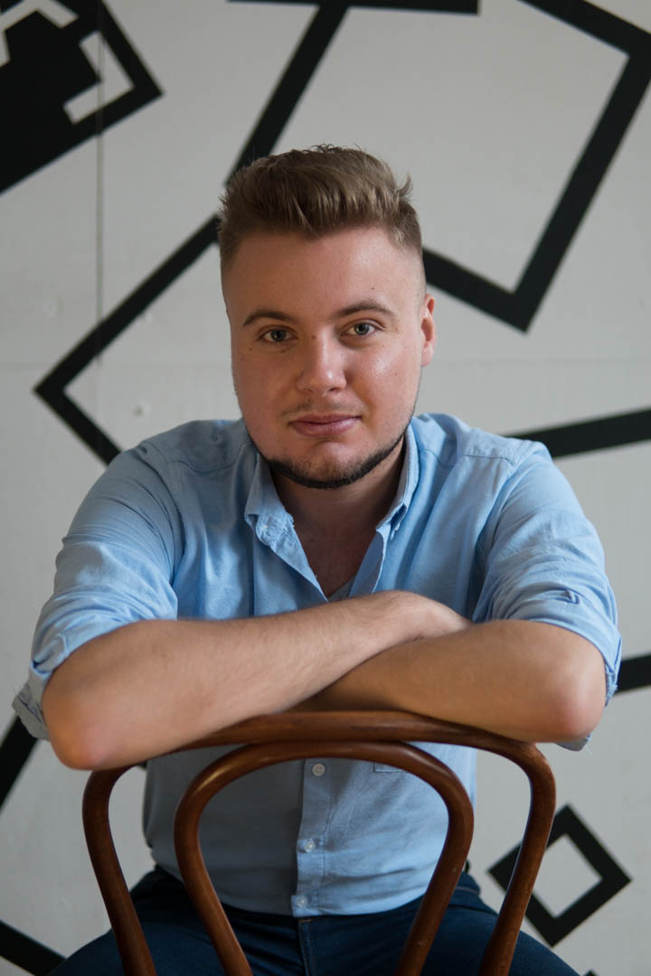 Na zdjęciu siedzący na krześle Kacper Andruszczak. Fot. Zasoby Kacpra Andruszczaka.