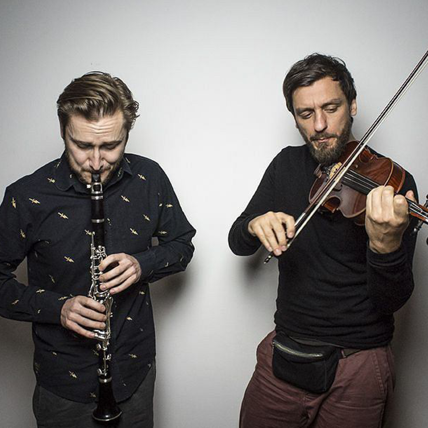 Grafik przedstwi geomtryczny kolorowy kształt rkiety, na niebieskim tle.