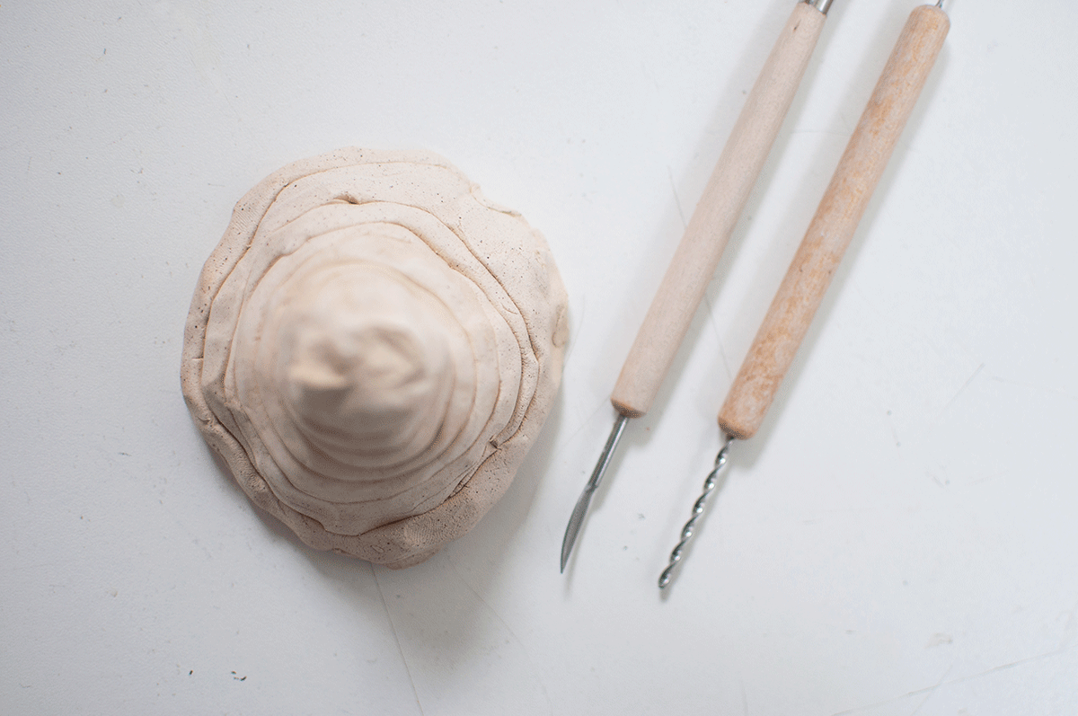 Na zdjęciu widoczna jest masa solna w kształcie stożka oraz dwa różne narzędzia do rzeźbienia. for. D. Dzieniszewska