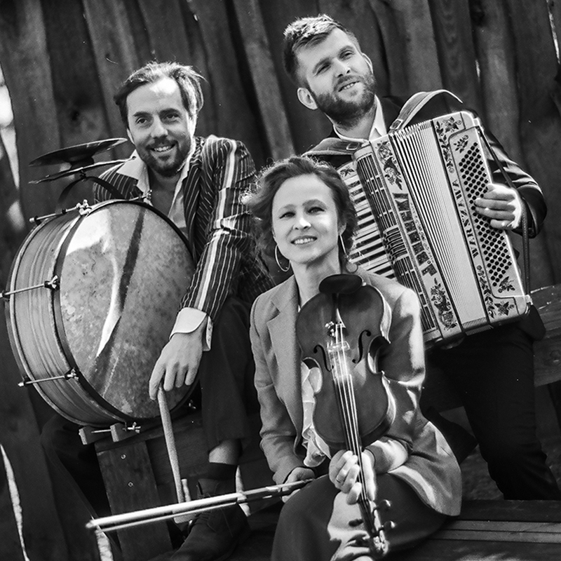 Na zdjęciu trio WOWAKIN: trzy osoby z instrumentami - akordeonem, bębnem i skrzypcami. Fot. Zasoby grupy Wowakin Trio.