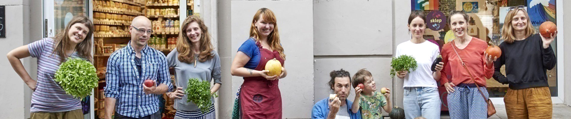 Zespół "Dobrze" przed witryna warszawskiego sklepu Kooperatywy Spożywczej "Dorze". Zdjęcie za  https://dobrze.waw.pl/