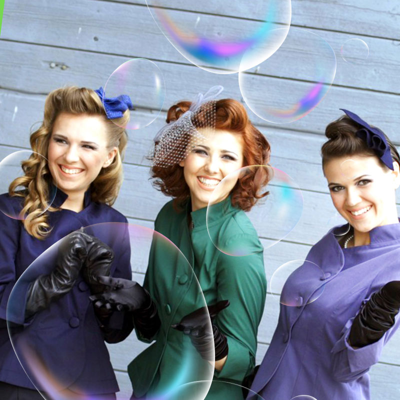 Dziecięcy infantylny rysunek do spektaklu. Autorka: Maja Hejne.- czarownica i dwa koty na miotle.