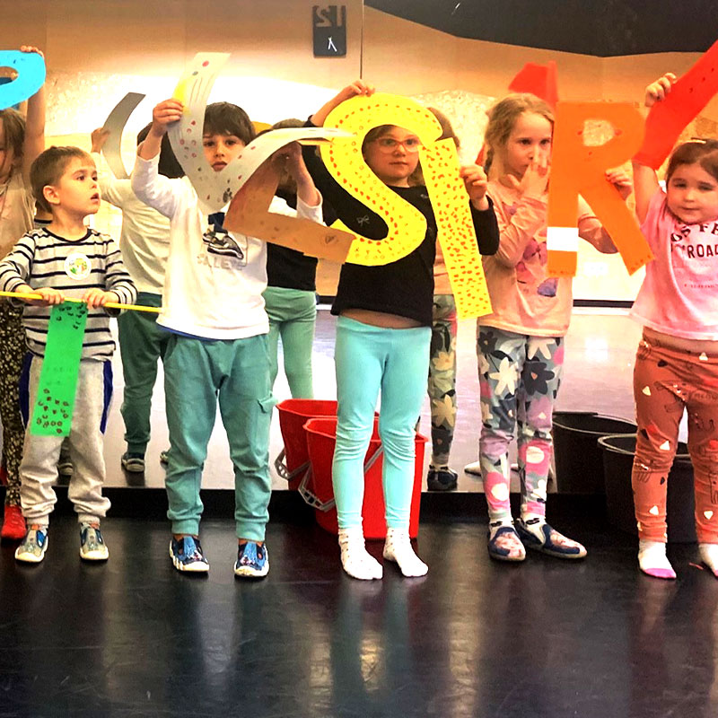 Dziecięcy infantylny rysunek do spektaklu. Autorka: Maja Hejne.- czarownica i dwa koty na miotle.