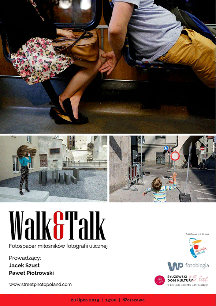 Plakat wydarzenia przedstawia przede wszystkim 3 fotografie uliczne. 1 zdjęcie przedstawia fragmenty nóg dwójki ludzi w pojeździe komunikacji miejskiej. Drugie zdjęcie przedstawia chłopca na ulicy wśród znaków drogowych. Trzecie zdjęcie prezentuje dziewczynę stojącą na murku. z rozwianymi włosami. 