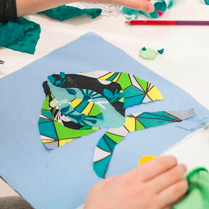 Zdjęcie: kolaż w kształcie ryby z tkanin na kartonie