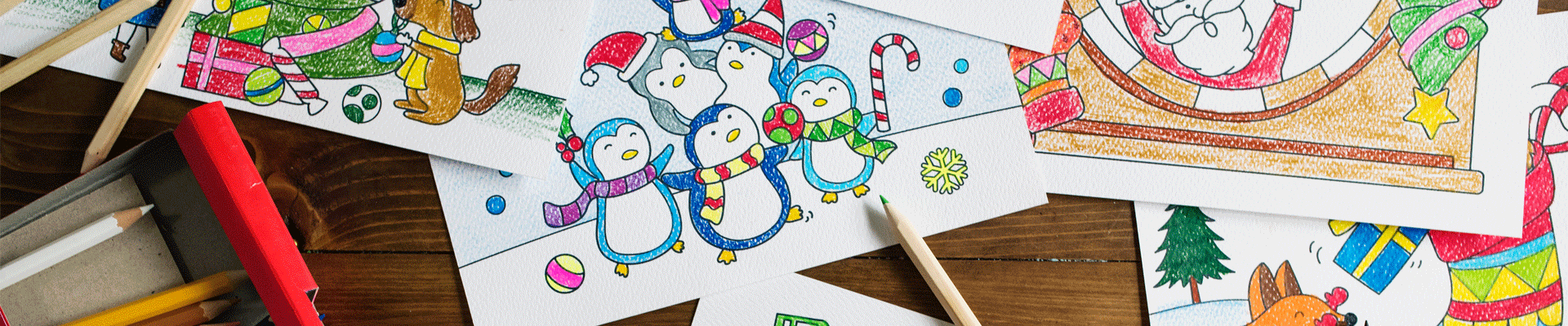 Fotografia przedstawia blat stołu, na którym widać obrazki narysowane przez dziecko.