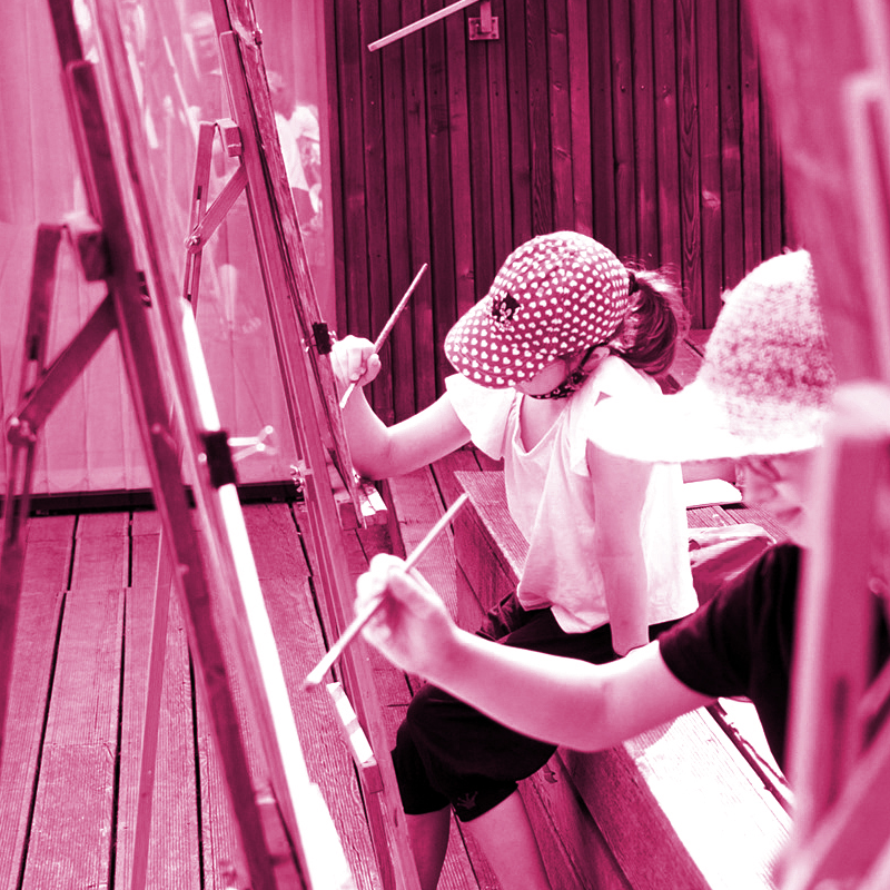 Dzieci malujące przy sztalugach w amfiteatrze SDK