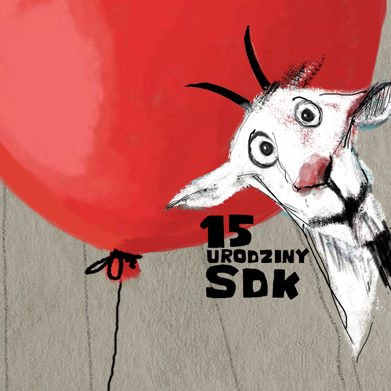 Na grafice głowa kozy, obok niej czerwony balon. Na grafice napis 15. urodziny SDK
