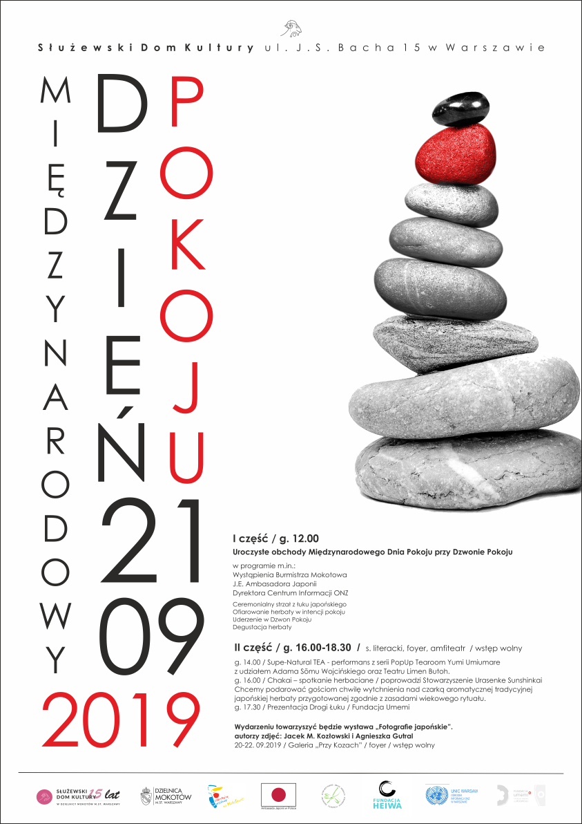 Plakat przedstawia okrągłe kamienie poustawiane jeden na drugim, w stosie. Od największego do najmniejszego. Szczytowe kamienie w dwóch kolorach - czerwonym i czarnym. Obok informacje tekstowe dot. dnia, godziny, tytułu oraz programu spotkania. 