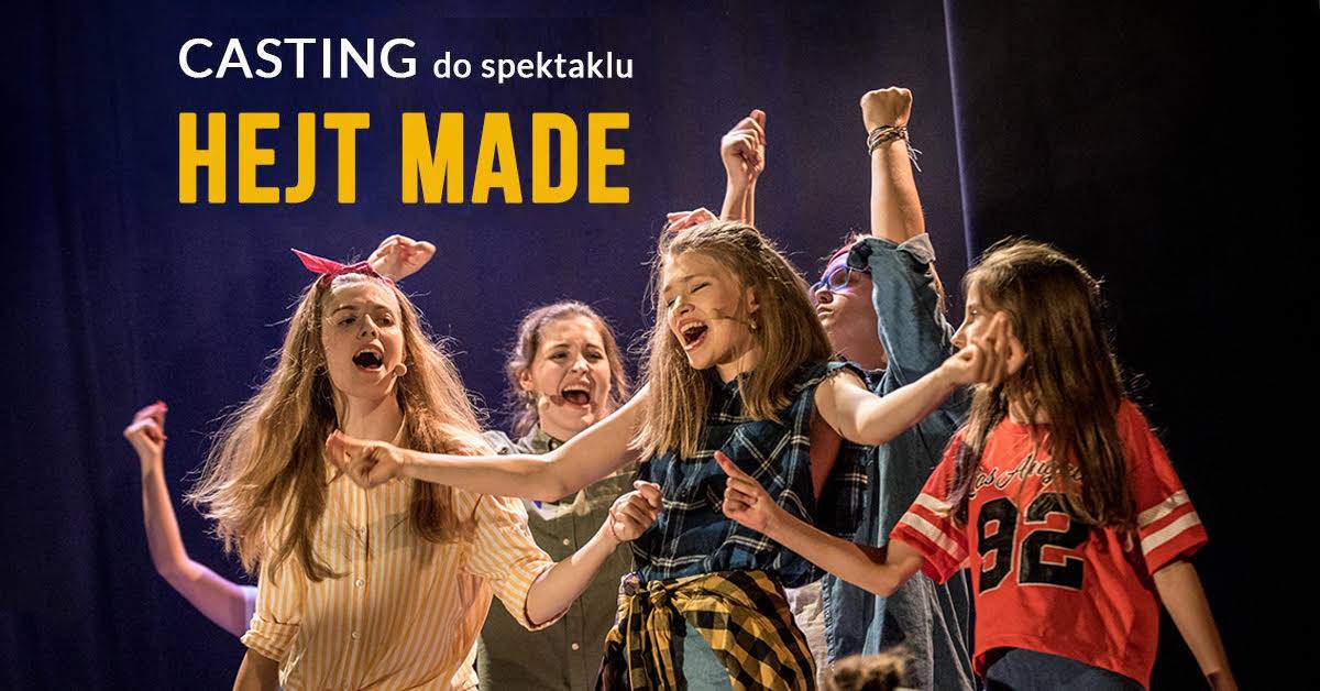 Na grafice zdjęcie ze spektaklu Hejt made. Grupa dziewczyn stojąca w pozycjach z rękami uniesionymi w górę. Zwycięskie pozy. Wszystkie mają otwarte usta jakby śpiewały. Obok napis: Casting do spektaklu Hejt made. 