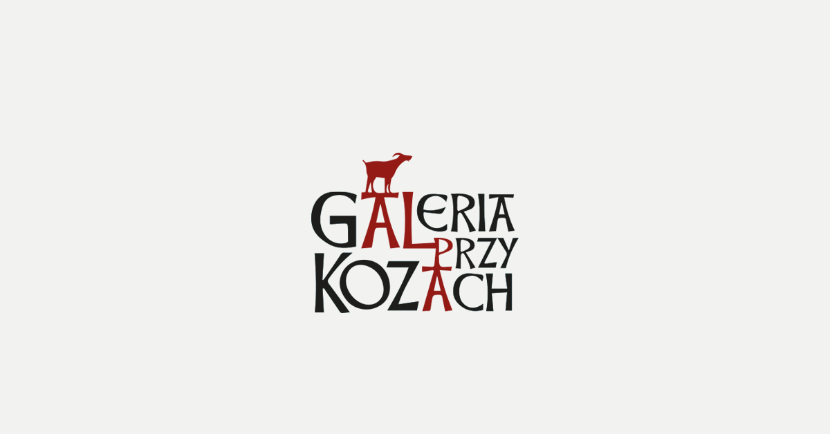 Grafika przedstawia logo galerii przy kozach. Napis galeria przy kozach oraz stojąca na napisie czerwona koza. 