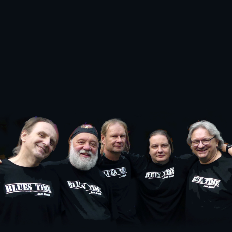 Na zdjęciu widać pięciu mężczyzn ubranych w czarne koszulki z napisem zespołu "Blues Time", w tle czarna przestrzeń.