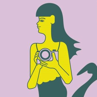 Grafika przedstawia portret postaci stylizowanej na syrenkę warszawską która trzyma w dłoni aparat analogowy. Syrenka ma żółty kolor skóry, ciemne włosy i grzywkę; widać ją z profilu. Tło jest w kolorze lawendowym.