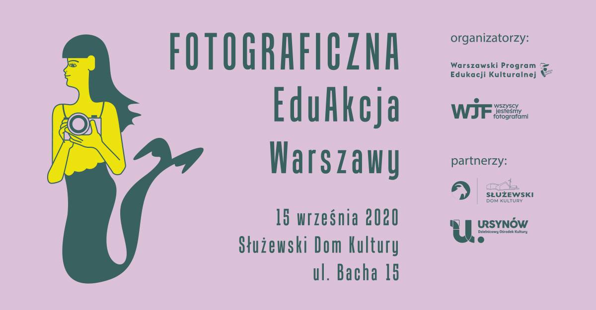 Grafika po lewej stronie przedstawia portret postaci stylizowanej na syrenkę warszawską, która trzyma w dłoni aparat analogowy. Syrenka ma żółty kolor skóry, ciemne włosy i grzywkę; widać ją z profilu. W centralnej i lewej części grafiki widać informacje dotyczące konferencji oraz logotypy organizatorów i instytucji wymienionych w artykule. Tło jest w kolorze lawendowym.