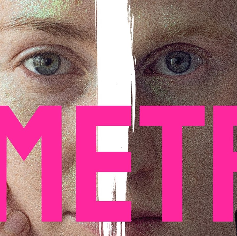 Ilustracją wprowadzenia jest sentralna część plakatu, ze zbliżeniem na oczy i symetryczną część twarzy modelki.