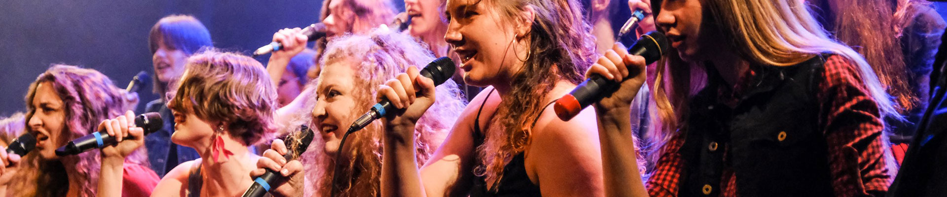 Grafika przedstawia okrągłe kamienie poustawiane jeden na drugim, w stosie. Od największego do najmniejszego. Szczytowe kamienie w dwóch kolorach - czerwonym i czarnym.