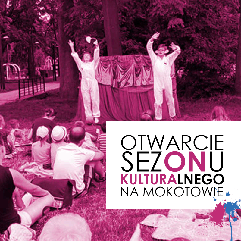 Kwadratowe zdjęcie. Grupa widzów siedząca w parku na kocach obserwuje aktorów na małej scenie na łące.