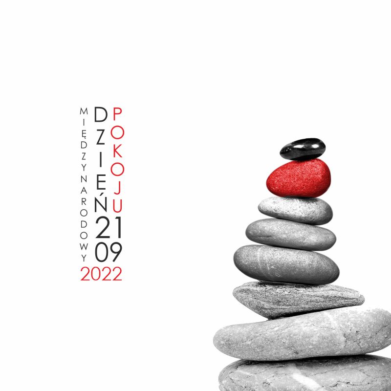 Grafika przedstawia okrągłe kamienie poustawiane jeden na drugim, w stosie. Od największego do najmniejszego. Szczytowe kamienie w dwóch kolorach - czerwonym i czarnym. Obok informacja tekstowa o tytule i dacie wydarzenia.