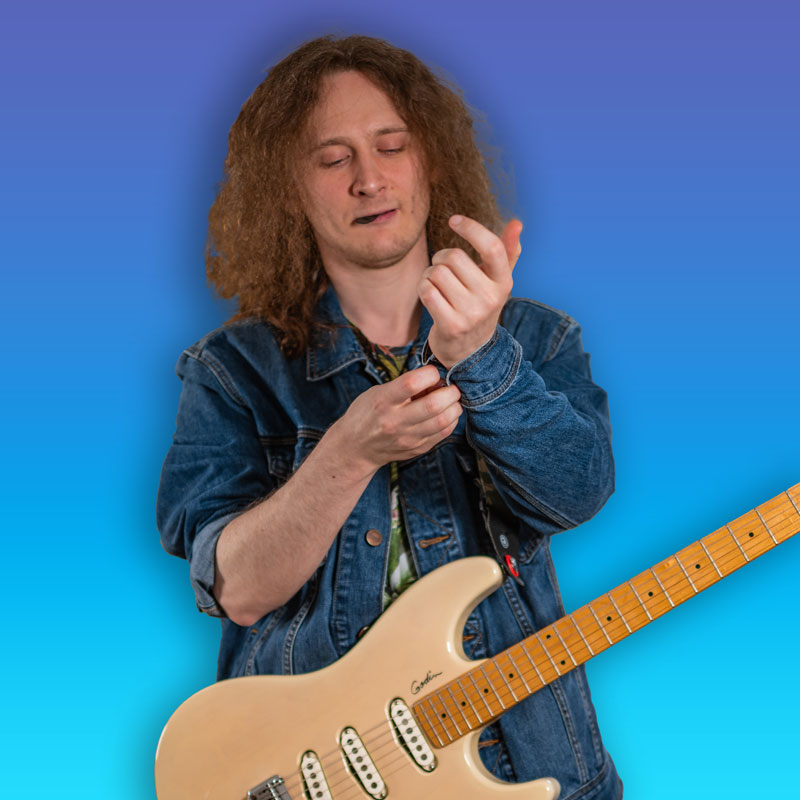 Na zdjęciu Adrian Jagosz z gitarą