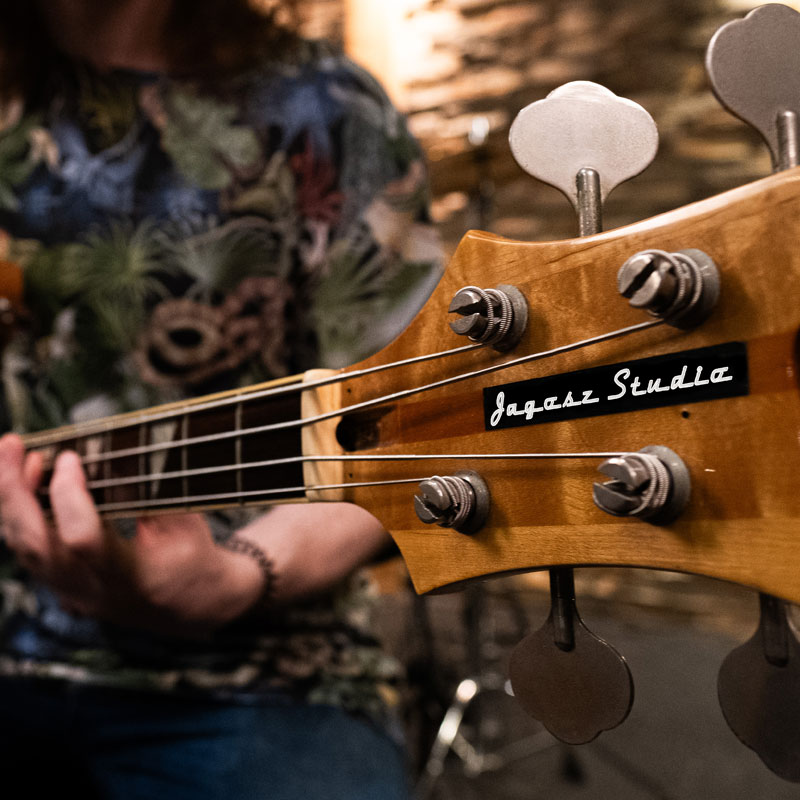 Grafika: na tle str"victorii" dotykają się przez piórko do gitaryun gitary dwie dłonie, w tym jedna w geście . W lewym dolnym rogu stylizowana na logo "Solidarności" data 2022