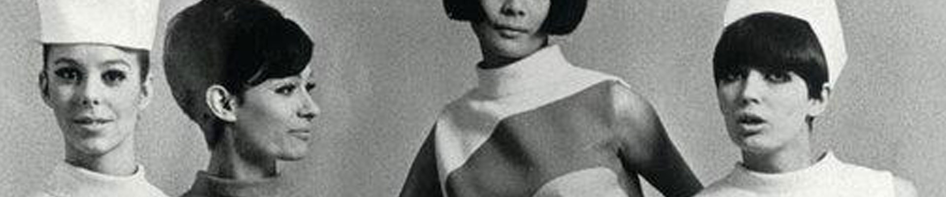 Na starym zdjęciu głowy czterech kobiet ubranych w sukienki oraz kapelusze z lat pięćdziesiątych. Pomiędzy Paniami stoi drabina. 