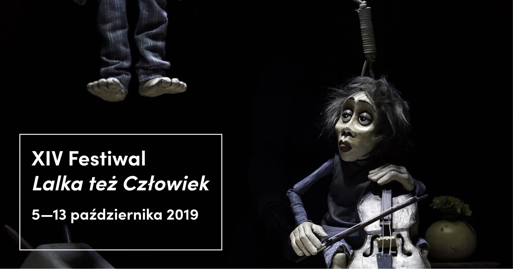 Na grafice zdjęcie kukiełki teatralnej. Po prawej stronie zdjęcia kukła ze skrzypcami w rękach wisi na szubienicy. Po lewej stronie widać jedynie nogi kukły. Poniżej tytuł festiwalu oraz jego daty.