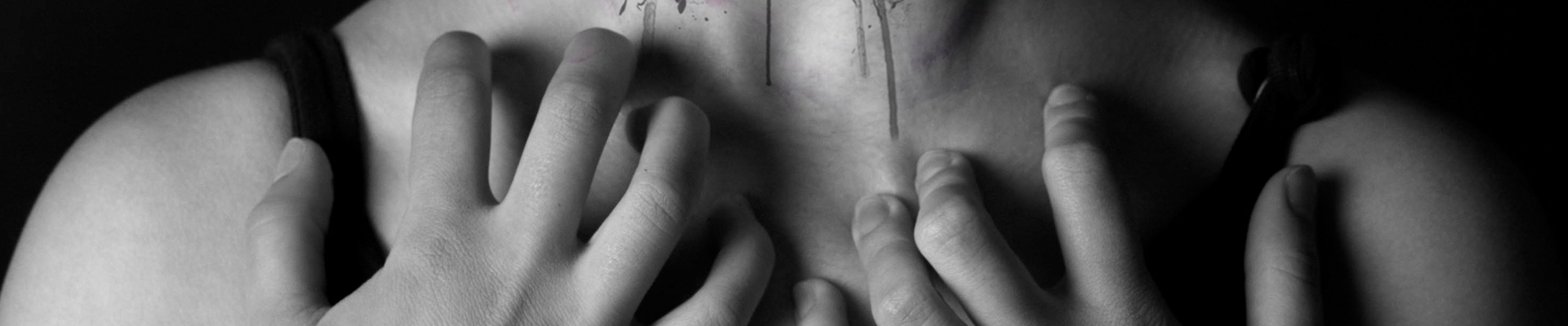 Fragment zdjęcia przedstawia ręce dziewczyny na szyi. Ręce sprawiają wrażenie jakby drapała szyję. 